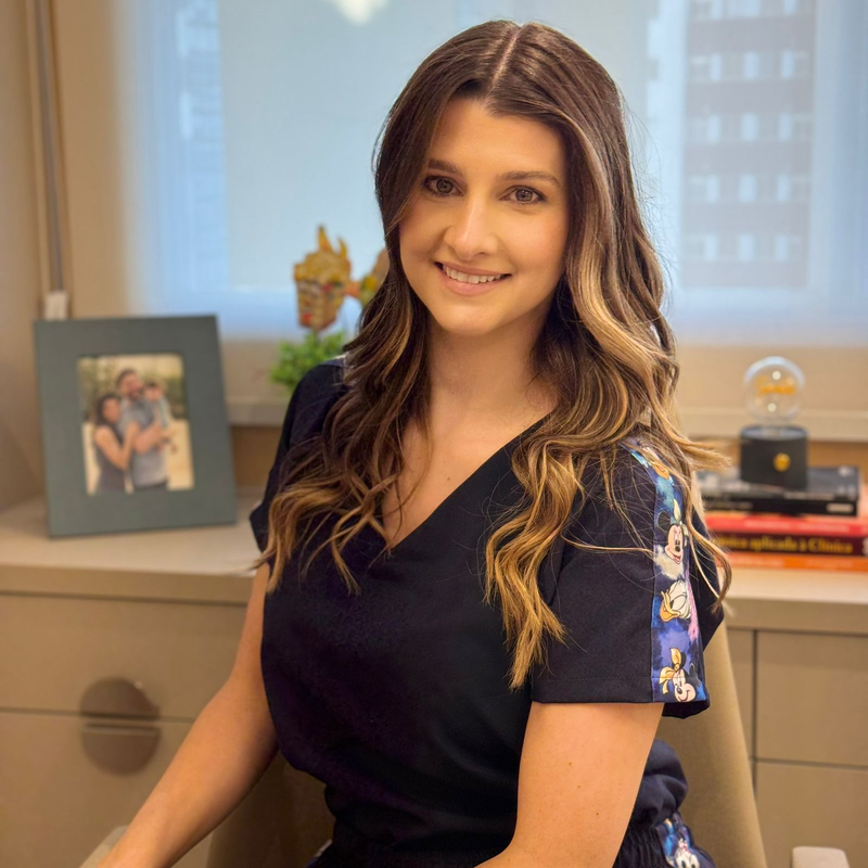 Dra. Bruna Menoncin no consultório