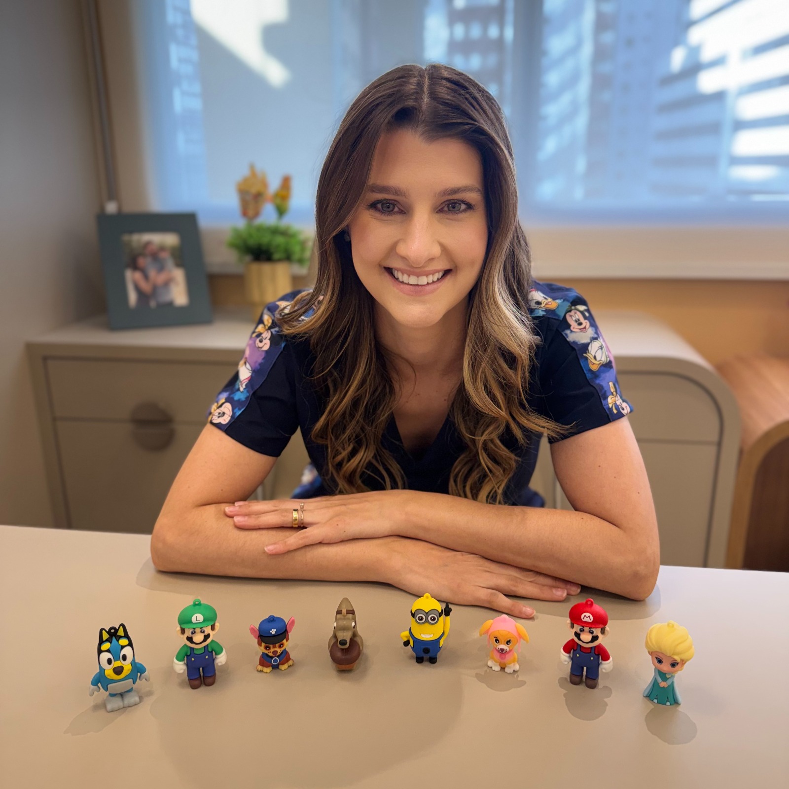 Dra. Bruna Menoncin sorrindo na recepção do consultório, em Curitiba