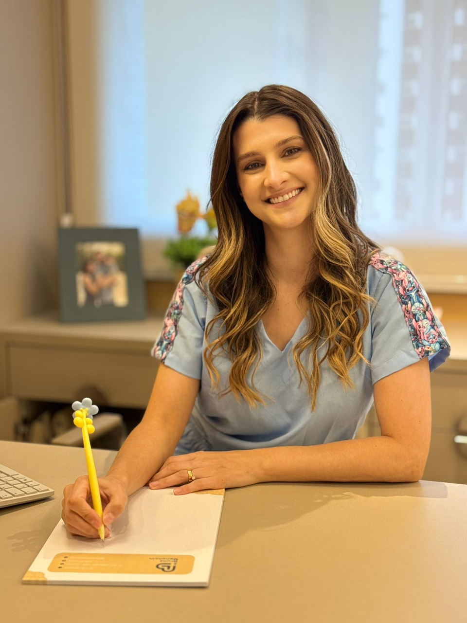 Dra. Bruna Menoncin no consultório