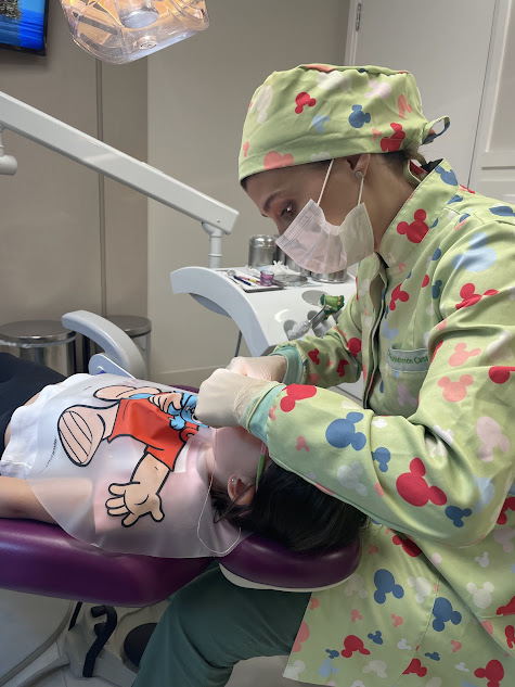 Dra. Bruna Menoncin no consultório odontopediátrico