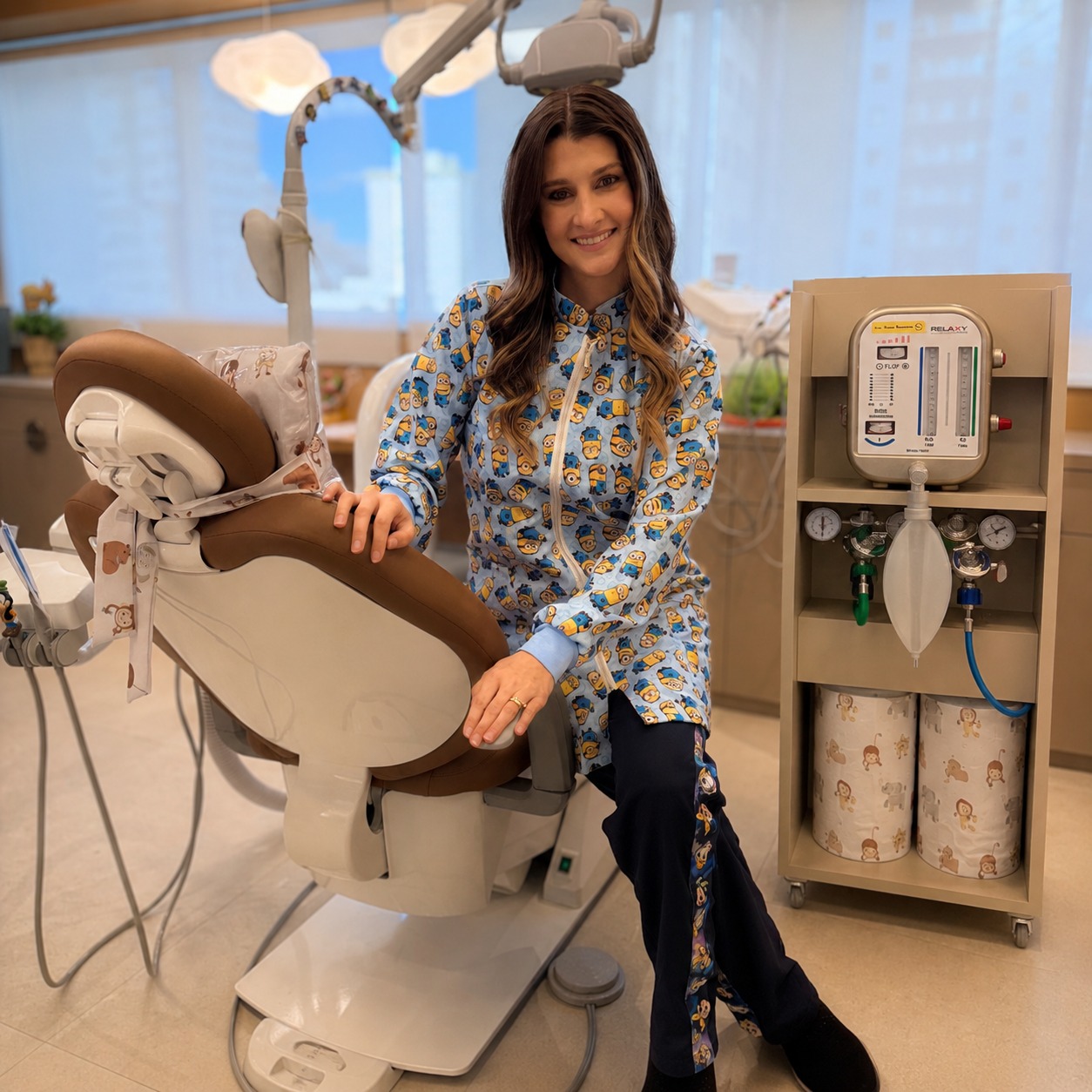 Dra. Bruna ao lado do equipamento de sedação com óxido nitroso