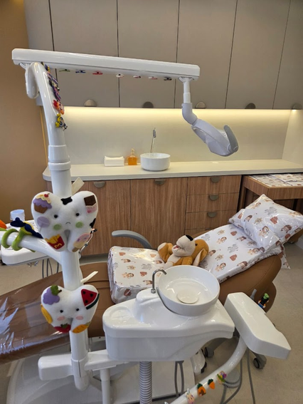Cadeira odontológica e equipamentos do consultório